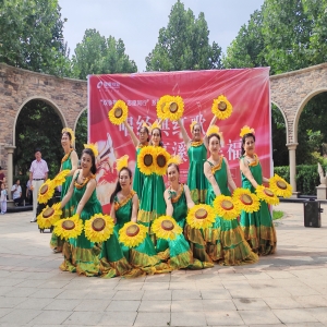 隆泰物業(yè)開(kāi)展紅歌演唱會(huì)活動(dòng)