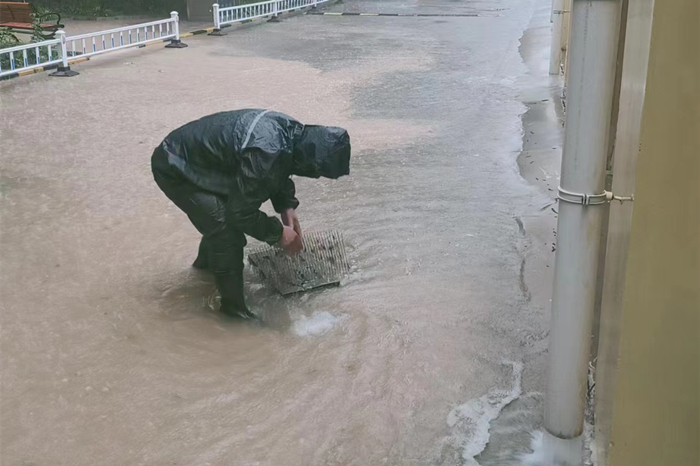 雨中堅(jiān)守護(hù)家園，筑牢汛期安全墻(圖11)