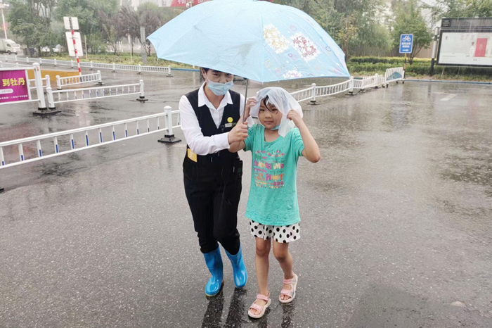 雨中堅(jiān)守護(hù)家園，筑牢汛期安全墻(圖13)