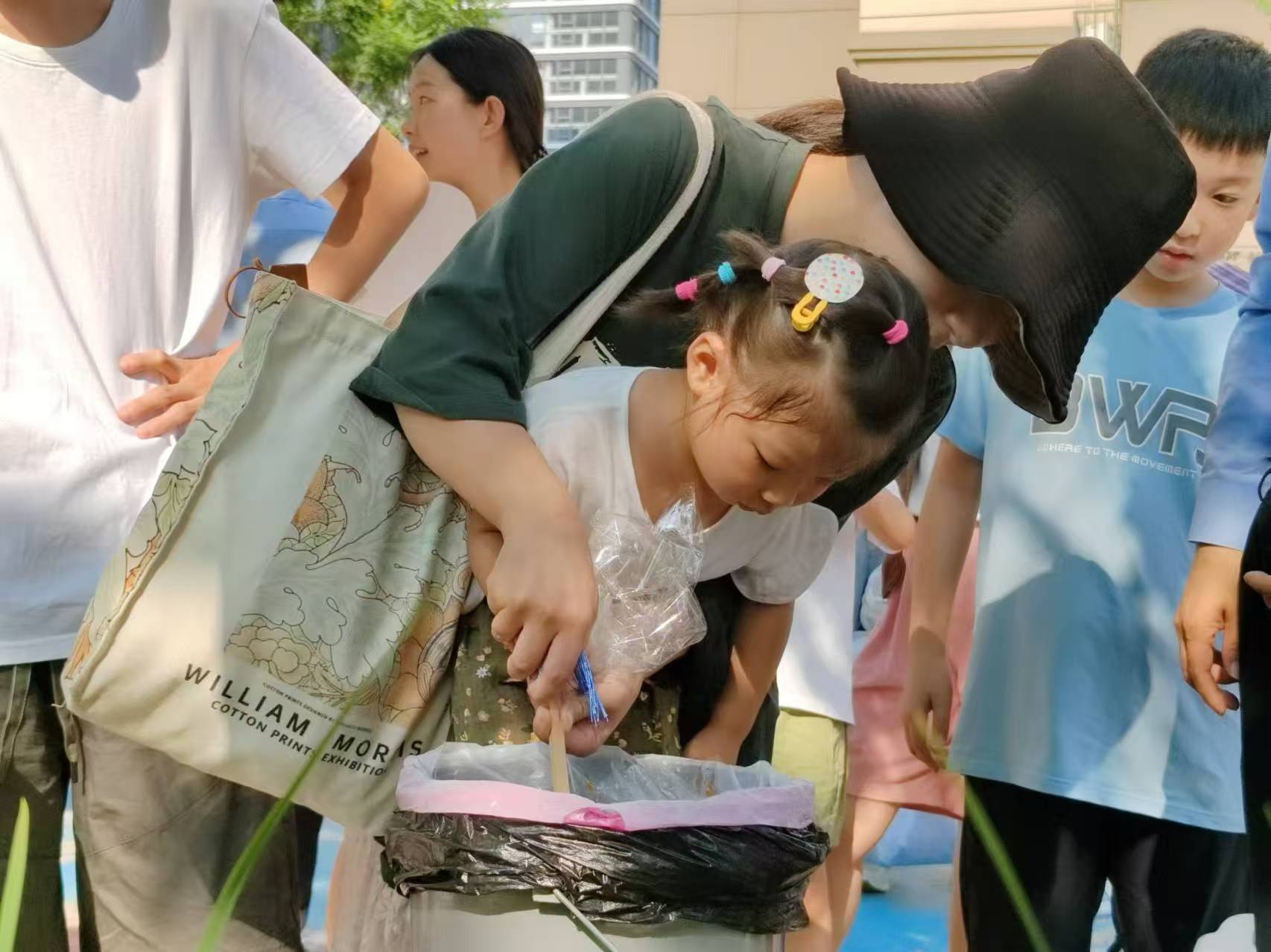 隆泰物業(yè)公司開(kāi)展漆扇手工制作活動(dòng)(圖2)